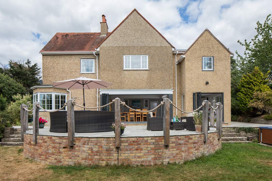 This fabulous terrace and the folding doors create a wonderful space, with super comfy garden furniture.