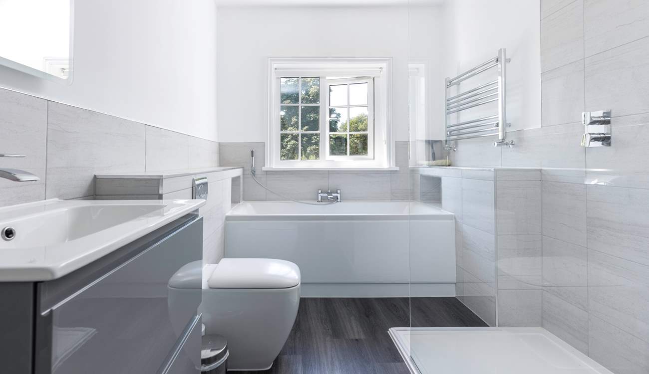 The spacious family bathroom.