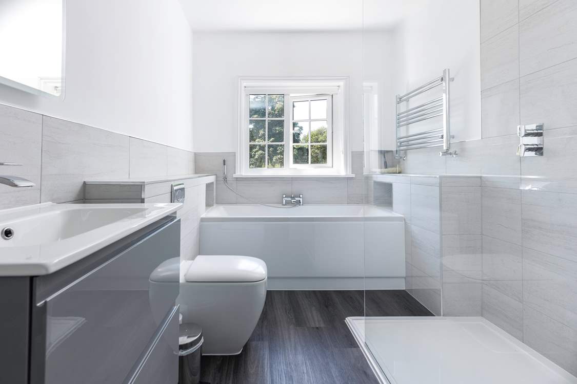 The spacious family bathroom.