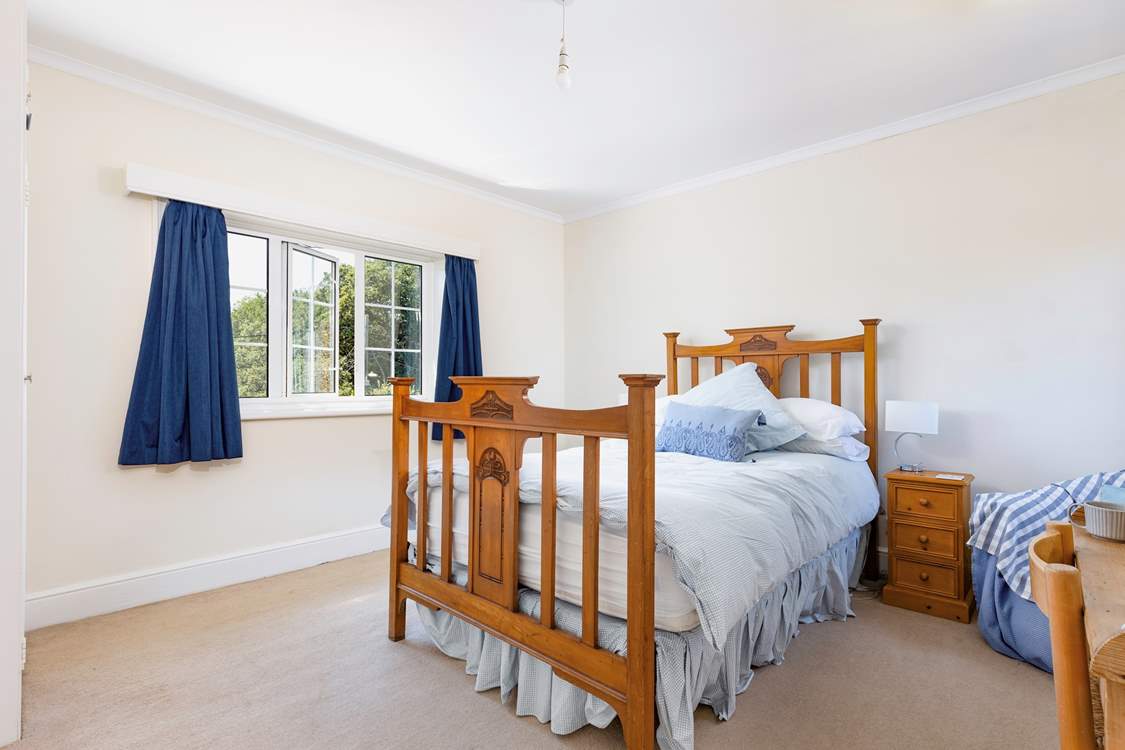 Bedroom 2 has a 4' 6