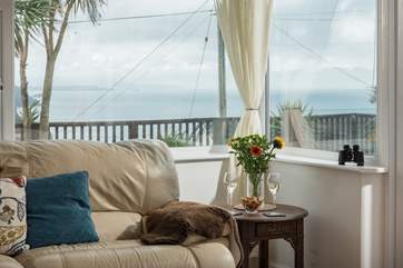 You can even see the sea from the sofa!