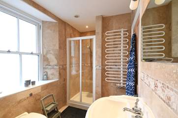 Another view of the bathroom.