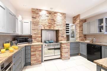 Enjoy cooking in the well-equipped kitchen-area.