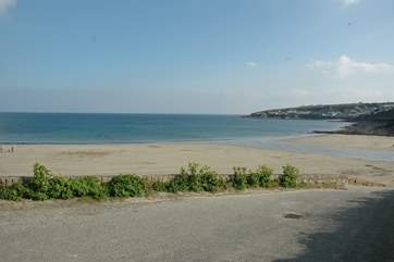 Porthcurnick Beach has an outdoor cafe where you can enjoy lunch overlooking the sea.