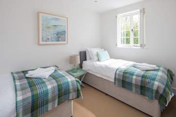 The twin room, Bedroom 3, faces south and has lots of light.