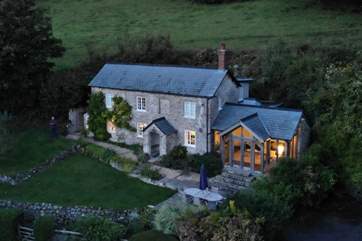 This superb detached property in the coastal village of Branscombe welcomes groups of 8, and at certain times of the year a special price is offered for 4 guests. Dogs are also welcome here.