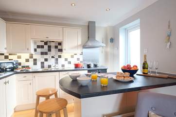 A breakfast-bar in the kitchen-area.