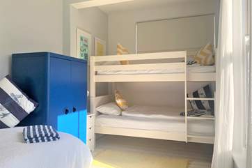The bunk-bed room with single bed on the first floor.