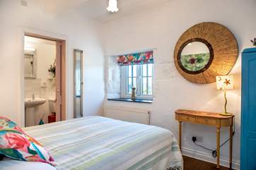 This pretty bedroom can be made up as a king-size bed or two 2' 6'' single beds.