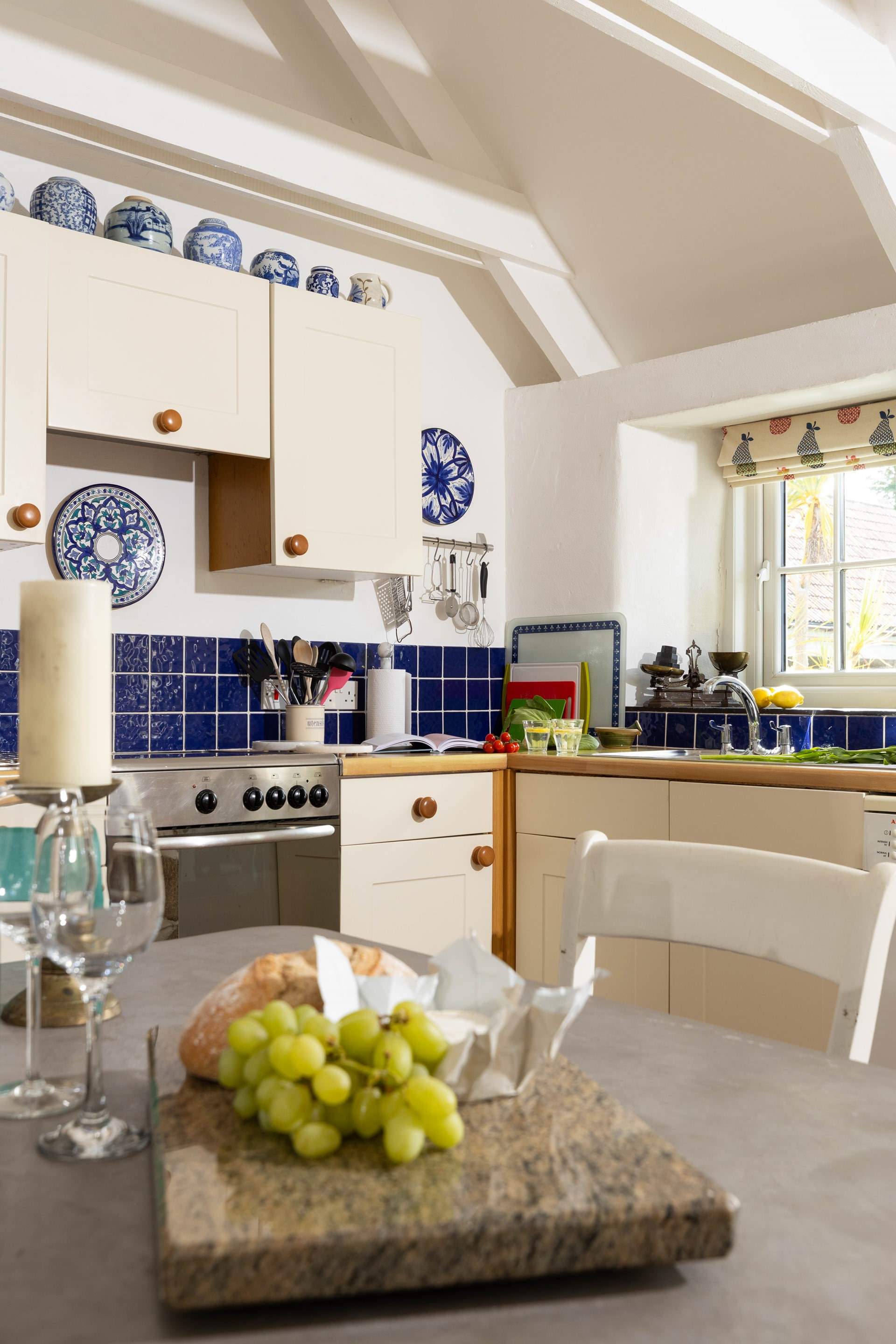 A kitchen with pots of style...