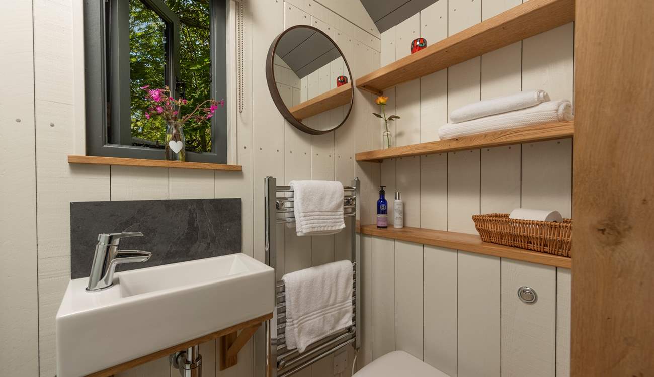 There is a stylish en suite shower-room.