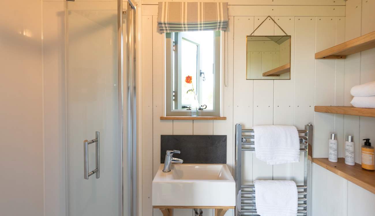 There is a stylish en suite shower-room.