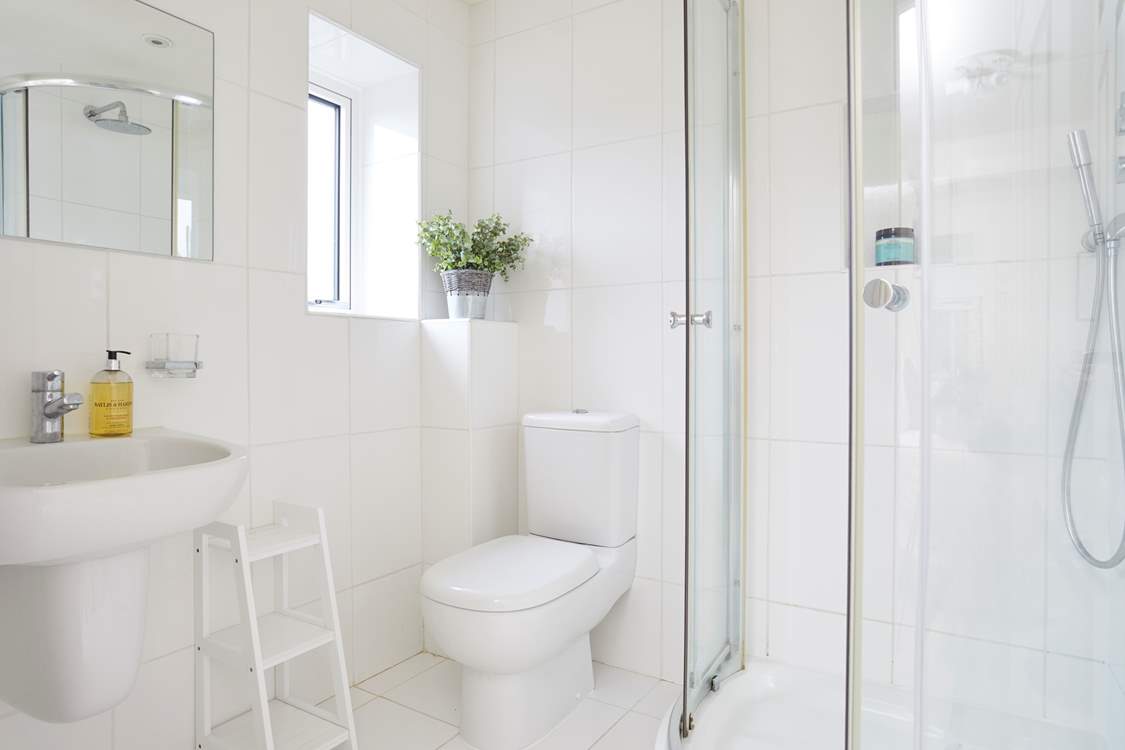..the en suite shower room.