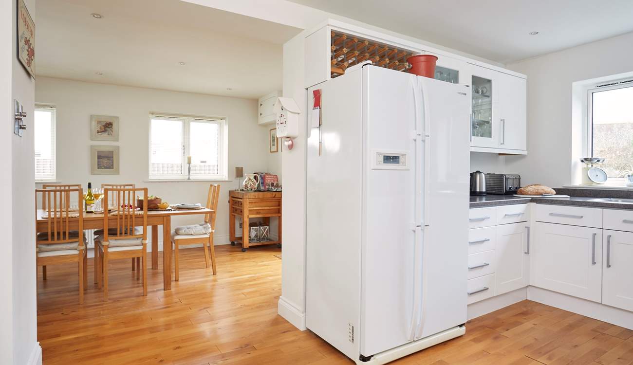 The spacious kitchen/dining-room is the ideal place for a social atmosphere.