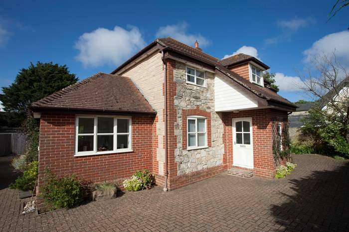 The New House is a 4 bedroom self catering cottage in Godshill, Isle of Wight