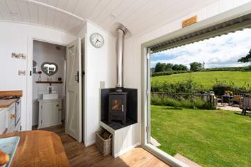 Here you can see the door to the en suite at the far end of the hut.