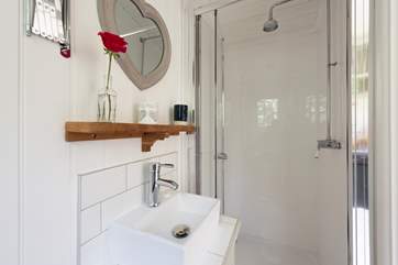 There is a stylish en suite shower-room.