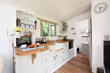 The kitchen-area is well-equipped for all of your glamping holiday needs.