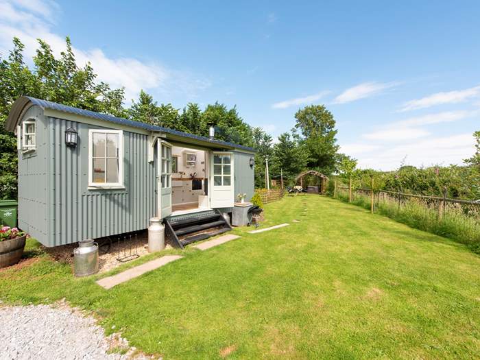 Duck's Puddle Shepherd's Hut, Sleeps 2 in Bridgwater