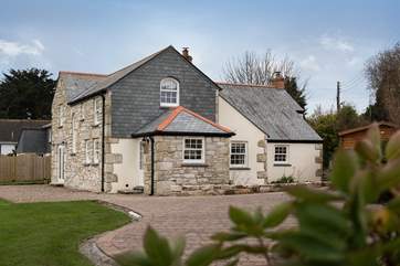 Lynwood is a lovely Cornish cottage, extended in recent years.
