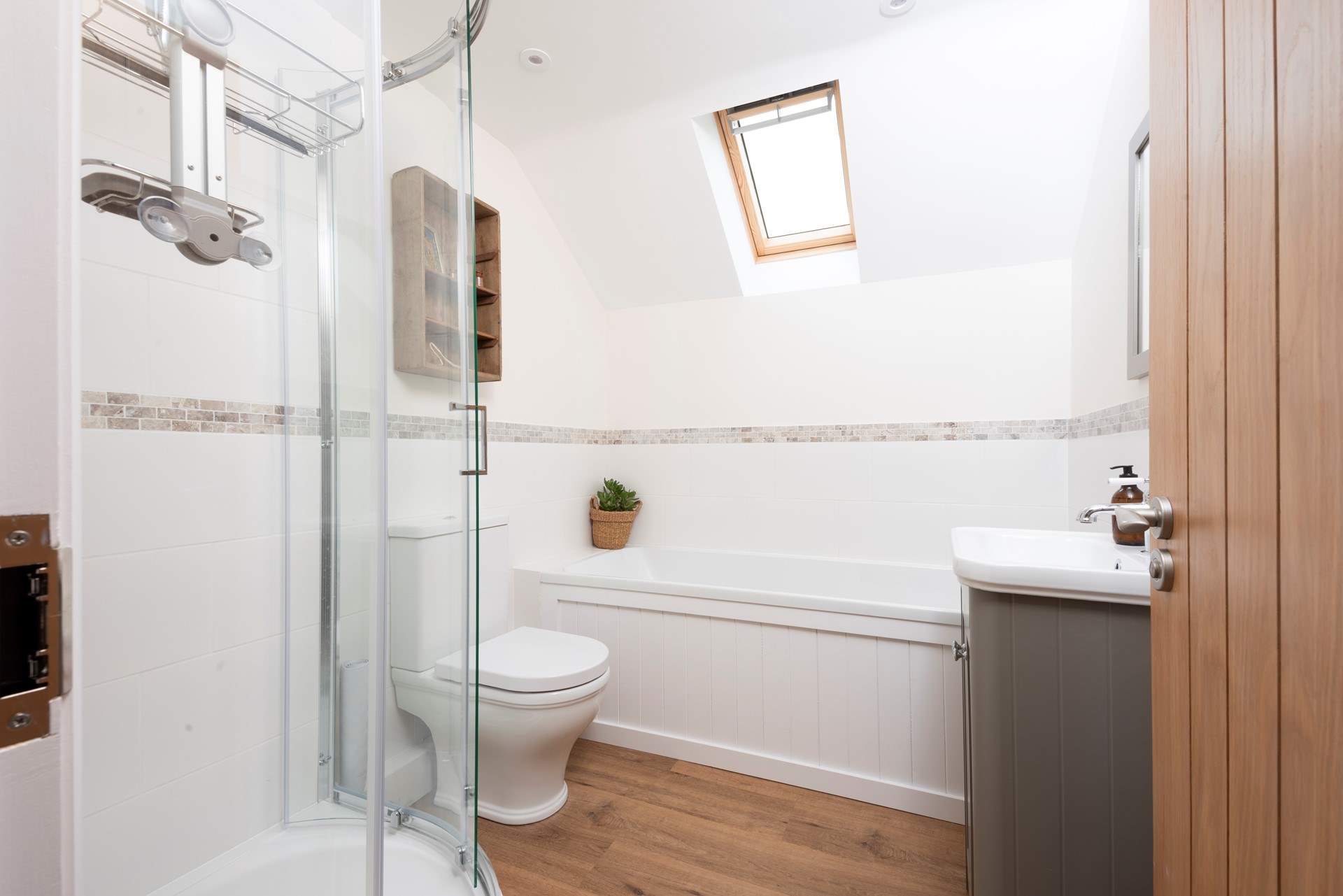 The en suite bathroom to the principal bedroom has a separate stand-up shower.