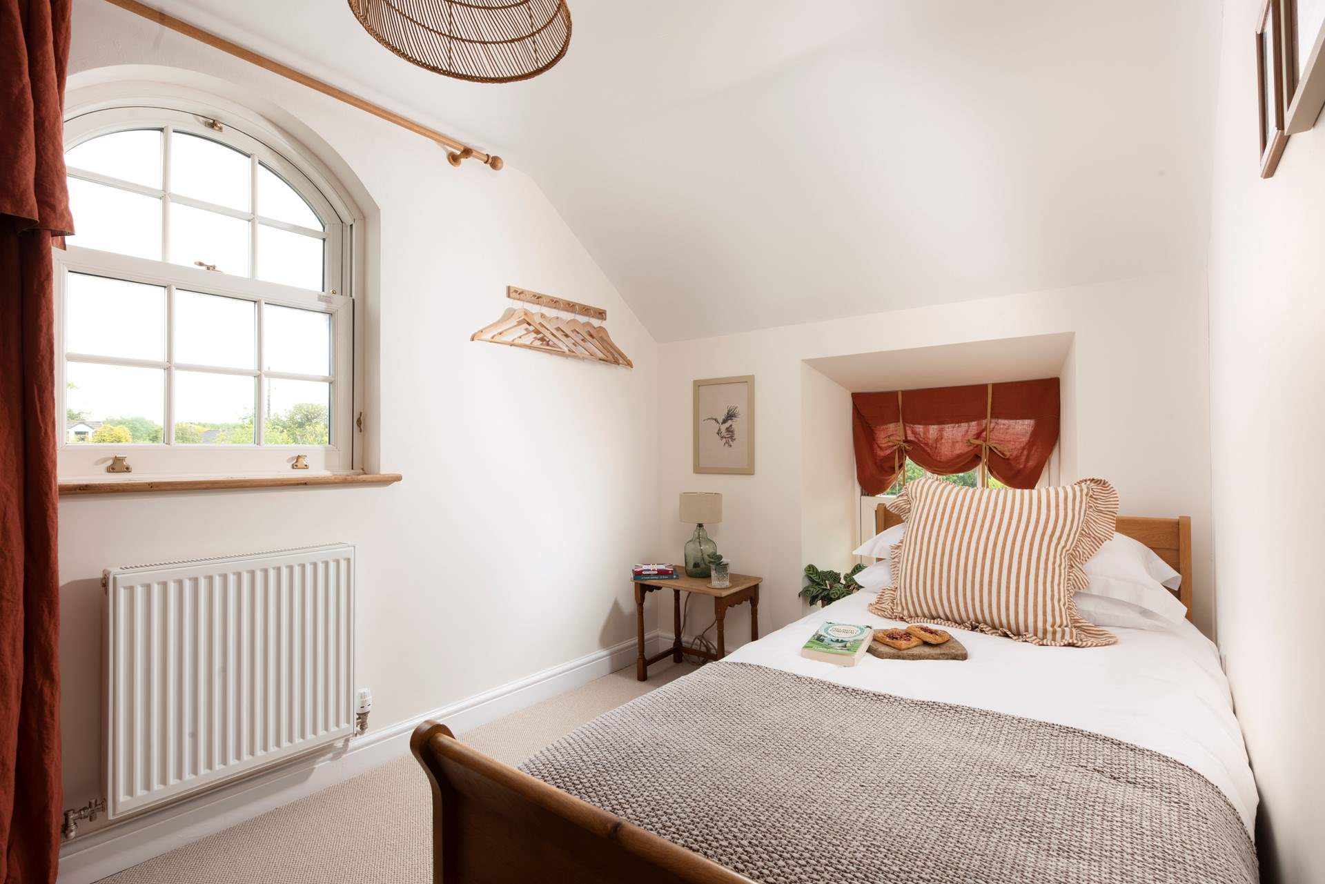 This room boasts another gorgeous arched window.