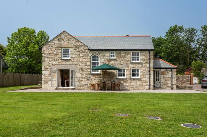 Lynwood is a 4 bedroom, dog friendly cottage near Porthleven, West Cornwall.