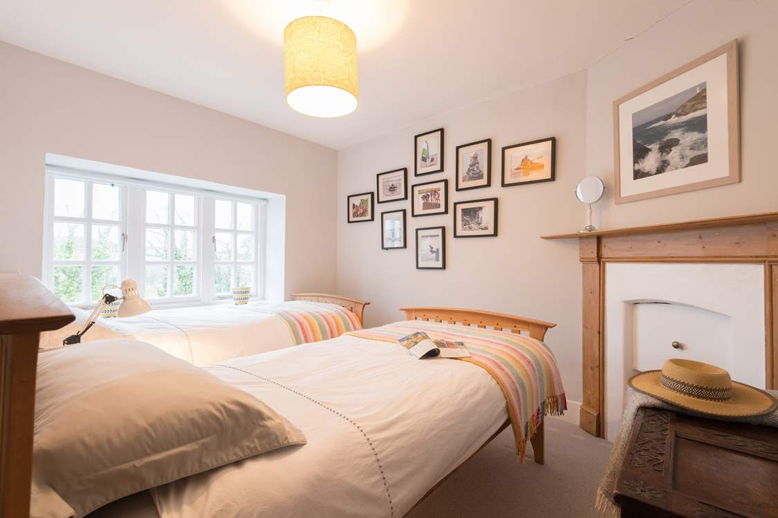 Bedroom 5 with twin beds.