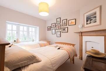 Bedroom 5 with twin beds.