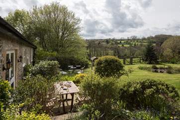 The garden is idyllic with lots of visiting wild birds. There are two seating-areas and the summer-house to choose from.