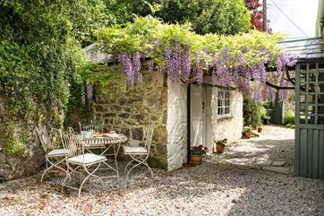 Make the most of the Cornish sunshine, and enjoy meals al fresco.
