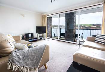 Whizziwig has amazing views over the Carrick Roads to Flushing and the Roseland. Watch the ferries and boats come and go from the sofa or balcony. 