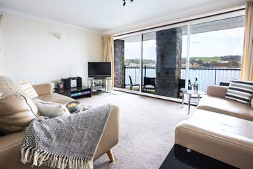 Whizziwig has amazing views over the Carrick Roads to Flushing and the Roseland. Watch the ferries and boats come and go from the sofa or balcony.