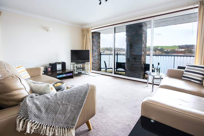 Whizziwig has amazing views over the Carrick Roads to Flushing and the Roseland. Watch the ferries and boats come and go from the sofa or balcony. 
