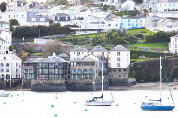 Whizziwig is the ground floor apartment of the right-hand stone building on the water's edge, the tide comes in and out creating an ever-changing view.