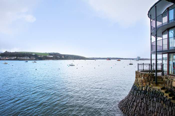 Whizziwig is a 2 bedroom apartment with sea views in Falmouth, South Cornwall.