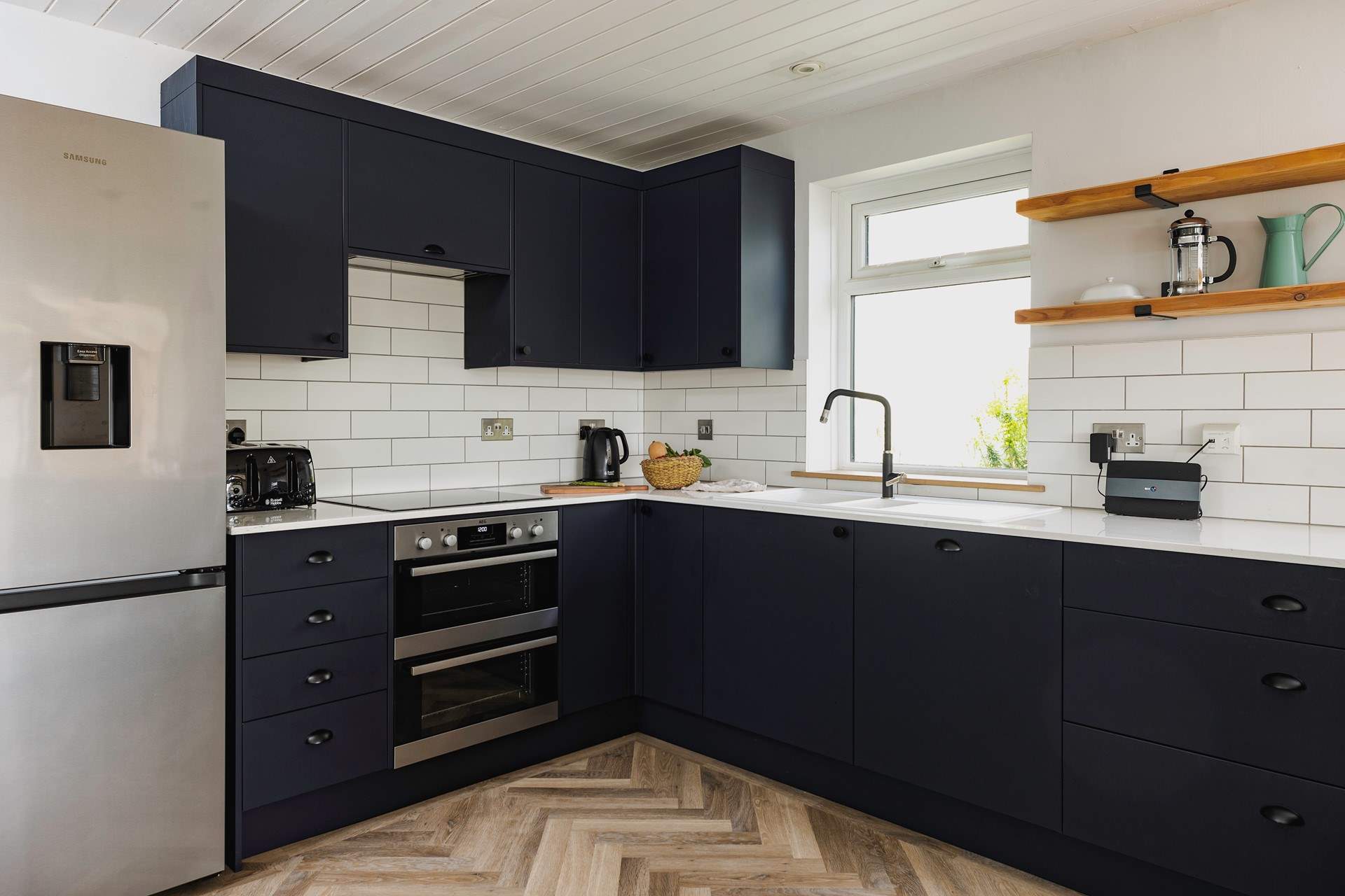 The stylish kitchen.