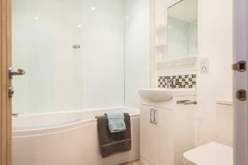 The en suite bathroom to the master bedroom.