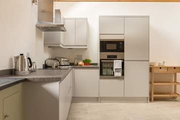 The stylish kitchen is very well equipped.