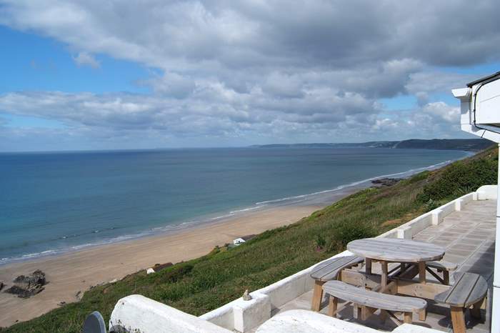 Gulls Roost is a 2 bedroom, dog friendly cottage with sea views in Whitsand Bay.