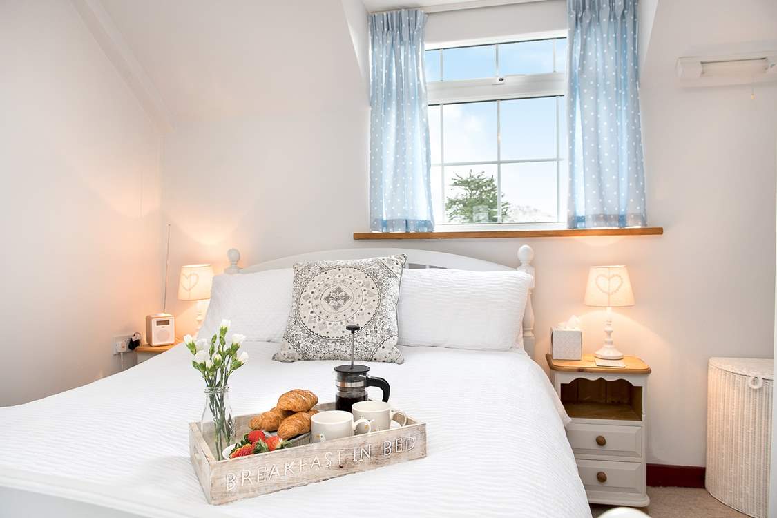 The double bedroom is delightful, a quintessential cottage bedroom.