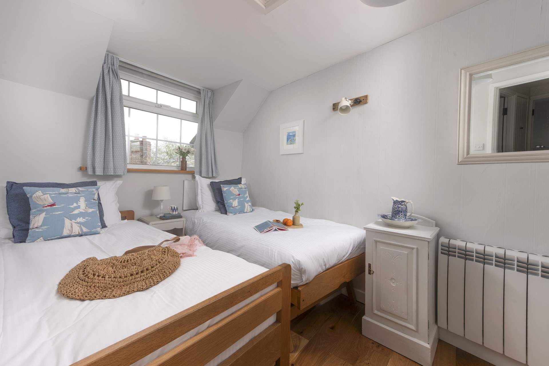 The sweet twin bedded room.