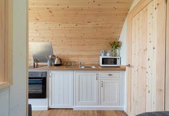 The fully fitted kitchen with all the appliances you need for your luxury glamping holiday!