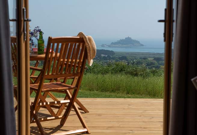 Throw open the patio doors, enjoy the spectacular view and let the fresh sea air flood in - bliss!