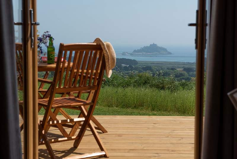 Throw open the patio doors, enjoy the spectacular view and let the fresh sea air flood in - bliss!