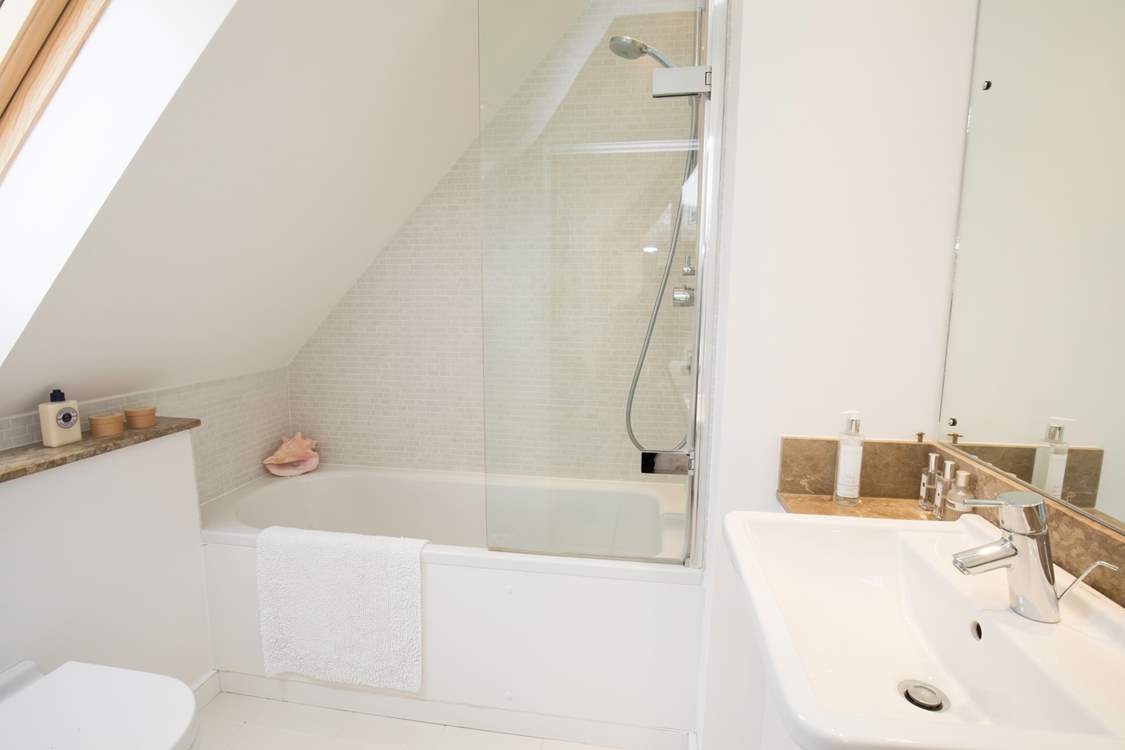 The main bedroom's en suite for an uninterrupted relax in a hot bath.