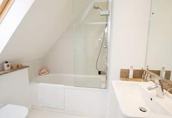 The main bedroom's en suite for an uninterrupted relax in a hot bath.
