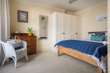 Bedroom 1 has a king-size bed (5').