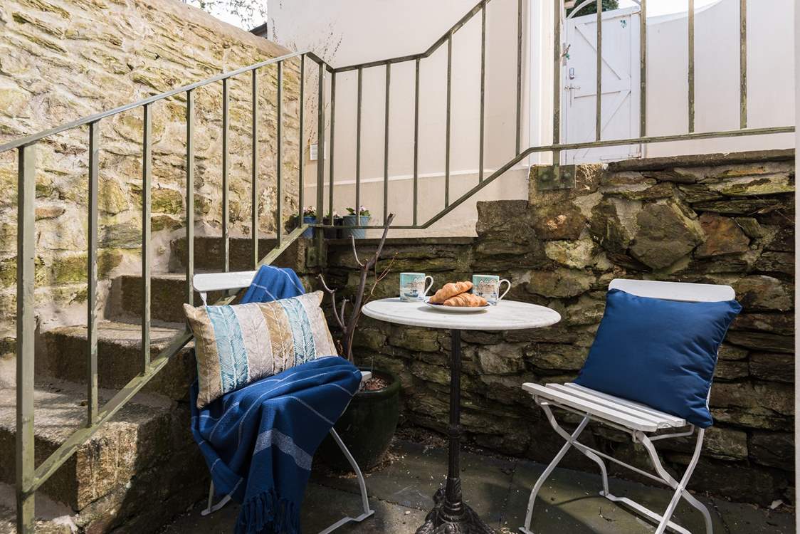 The little courtyard outside the kitchen at the rear of the cottage is perfect for sunny summer evening meals.