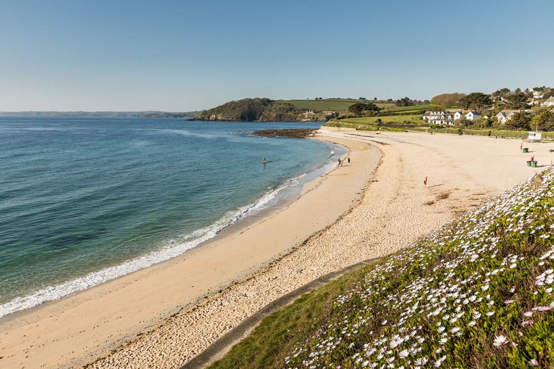 Gyllyngvase beach is a 15 minute walk away, there is a great beachside cafe/restaurant here.